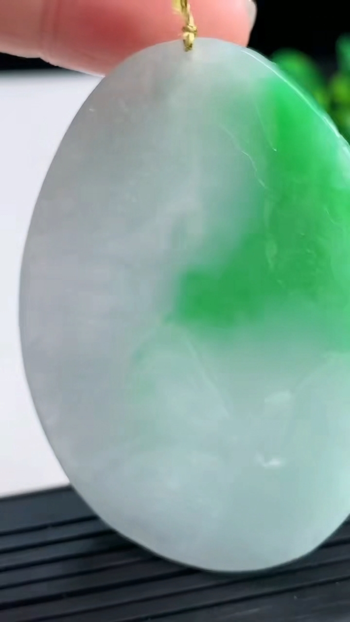 天然A货翡翠山水牌吊坠尺寸57-41.8-6.7重量:31.62g
3月25日