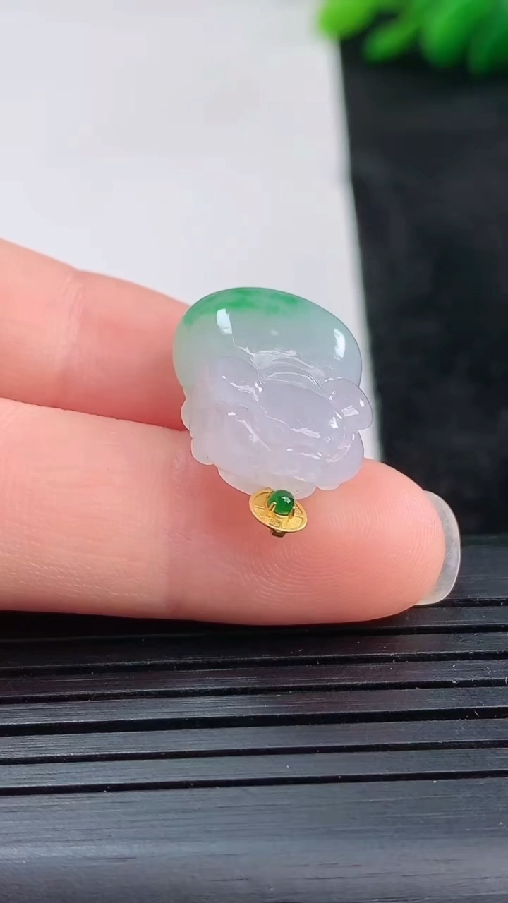 天然A货翡翠生肖猪吊坠尺寸17.2-13.9-7.9重量:4.19g
3月25日