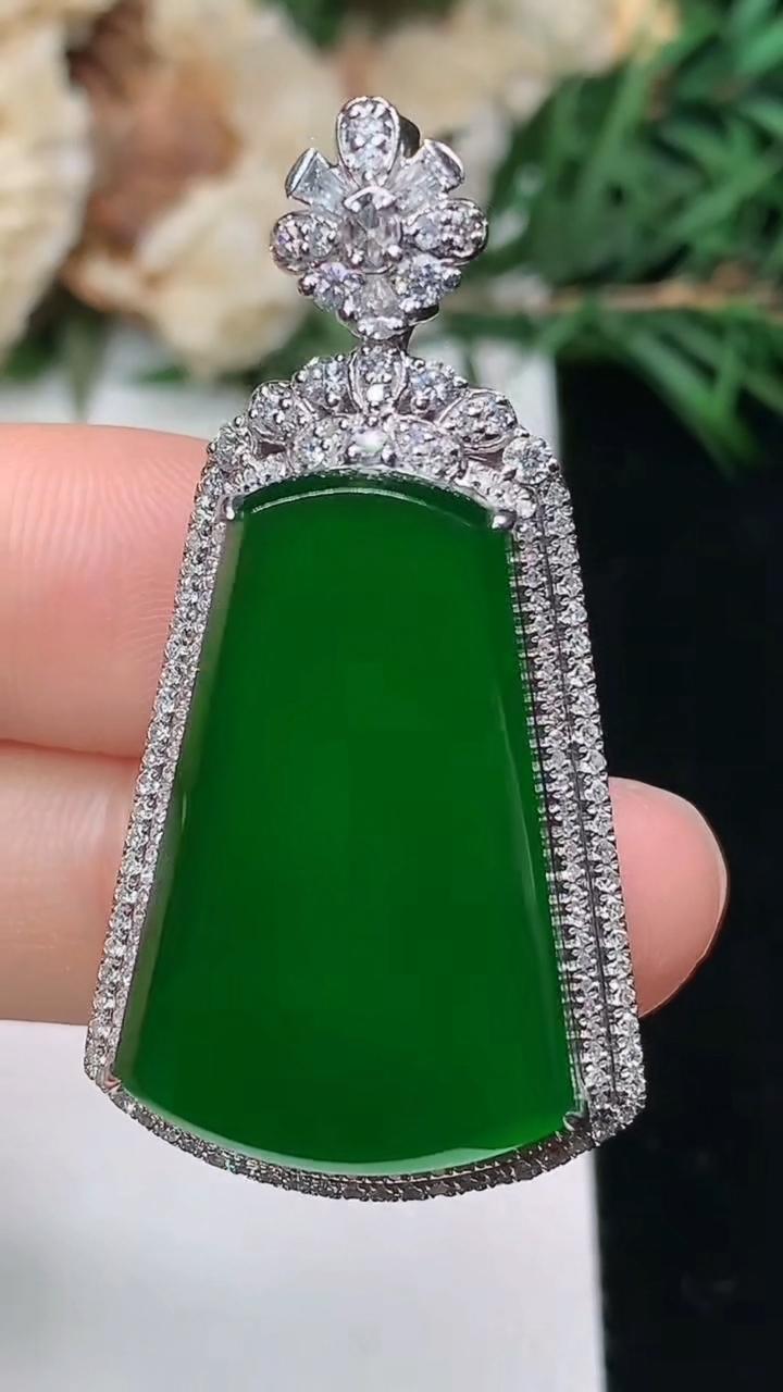 天然A货翡翠无事牌吊坠，尺寸41.9-22.2-9.8，裸石26.3-16.8，重量:10.79g
3月25日