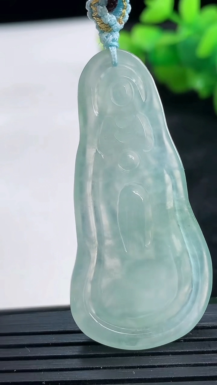 天然A货翡翠普贤菩萨吊坠尺寸59.7-24-5.4重量:11.62g
3月25日