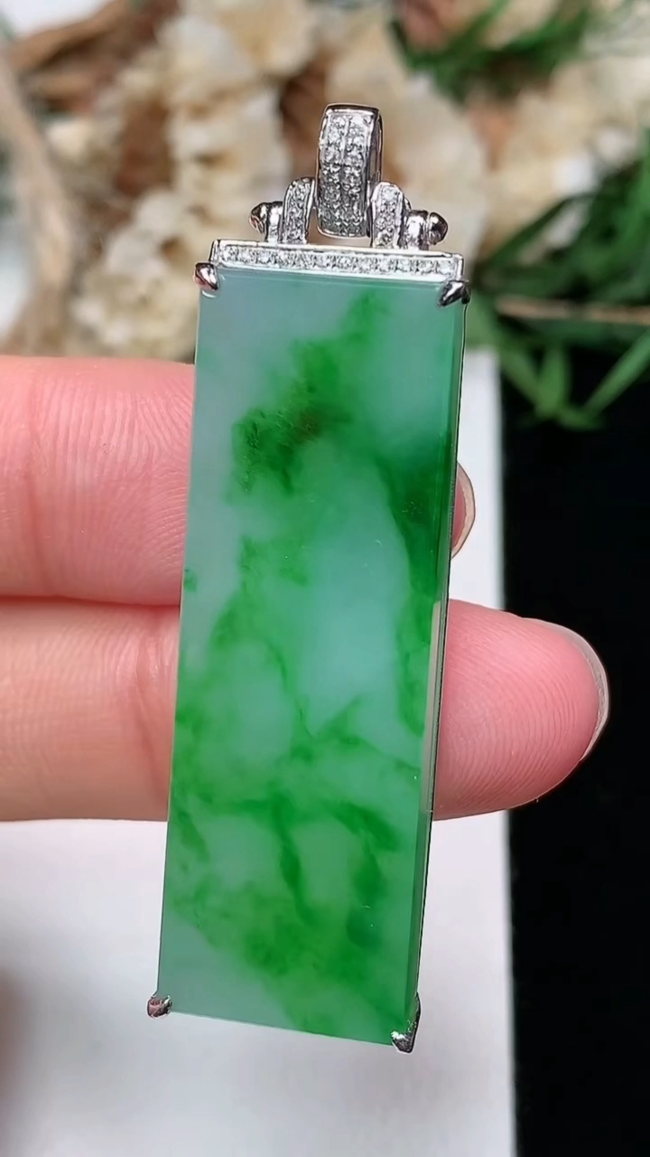 天然A货翡翠无事牌吊坠，尺寸38-13-6.2，重量:8.83g
3月25日