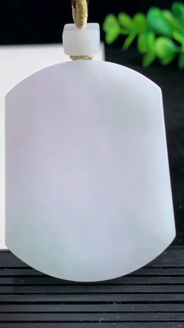 天然A货翡翠紫罗兰无事牌吊坠尺寸50.4-38.9-5.8重量:34.60g
3月25日