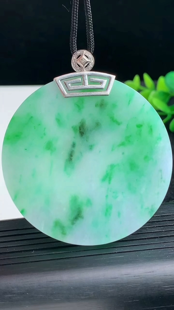 天然A货翡翠无事牌吊坠尺寸55-5.1重量:44.89g
3月25日