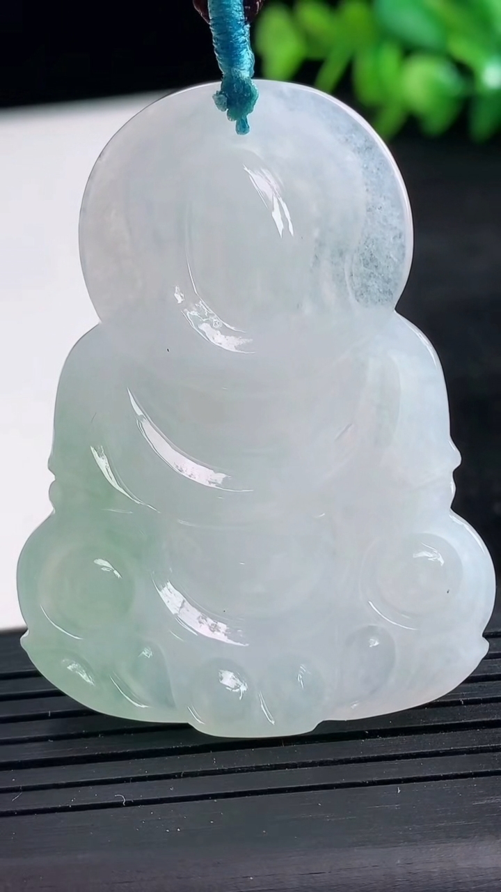 天然A货翡翠飘花观音菩萨吊坠尺寸51.9-38.9-5.8重量:18.67g
3月25日