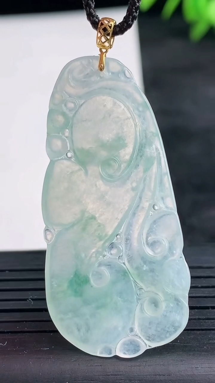 天然A货翡翠18K金飘花如意吊坠尺寸46.3-21.5-2.9重量:5.30g
3月25日