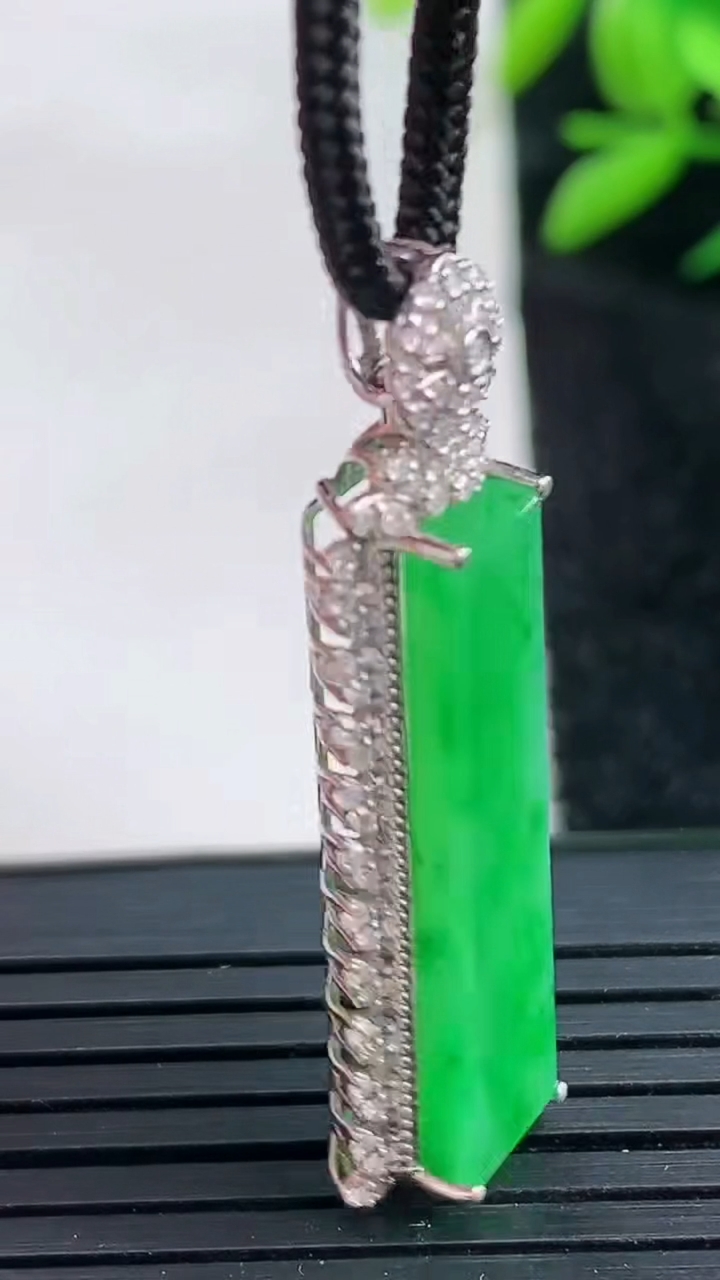 天然A货翡翠无事牌吊坠尺寸38.4-11.3-6.5裸石27.3-6.5重量:4.00g
3月25日