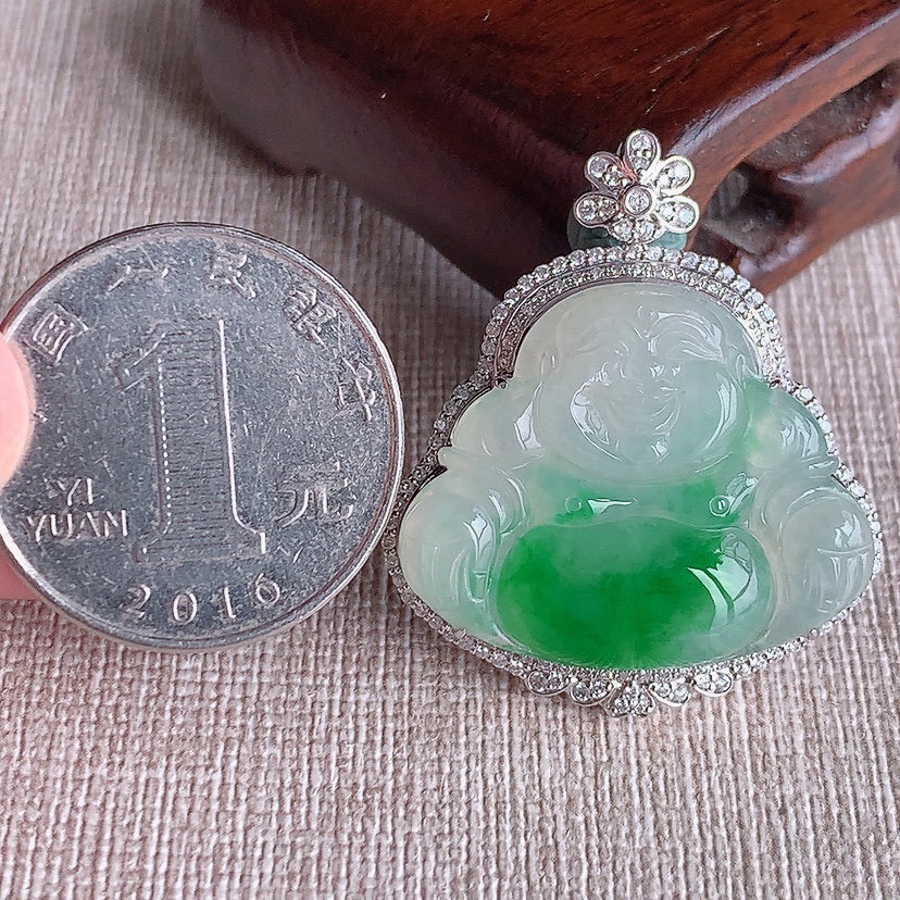 天然A货翡翠18K金伴钻镶嵌飘阳绿佛公吊坠 
尺寸35-29.8-10.2裸石22.5-27.4mm 重量10.20g 0324