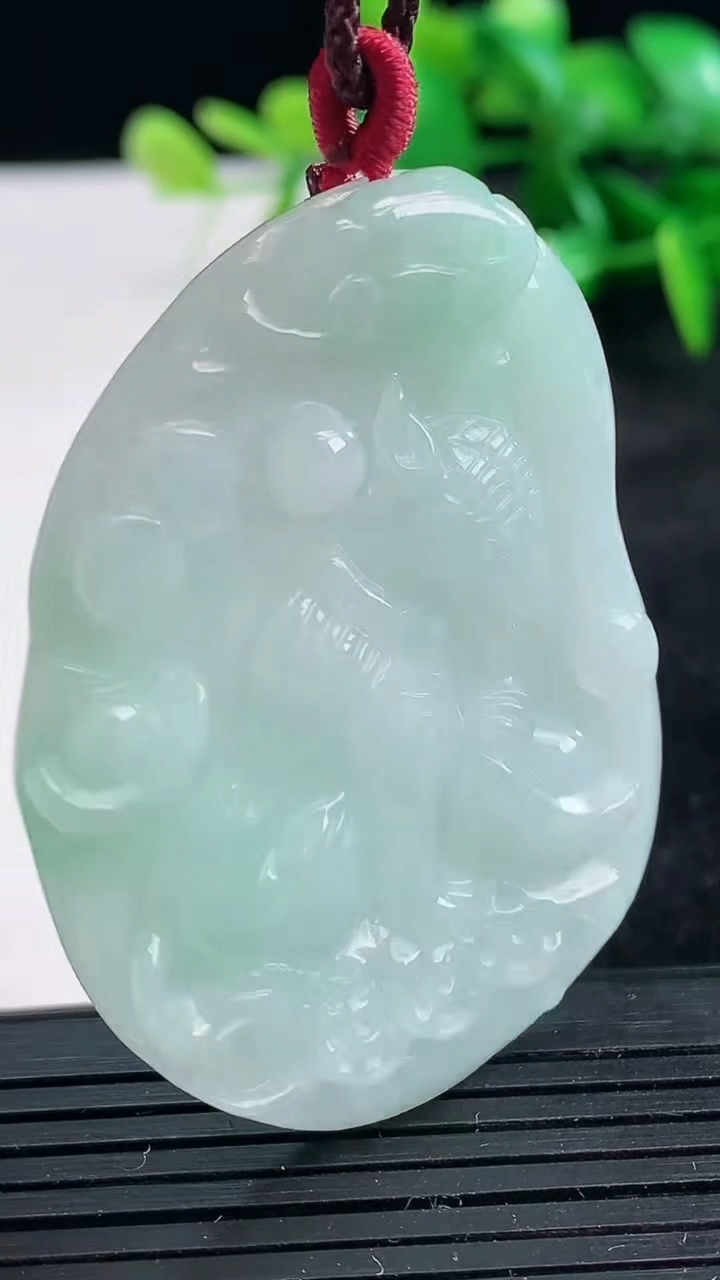 天然A货翡翠生肖狗吊坠尺寸51.2-39.3-5.4重量:24.17g
3月25日