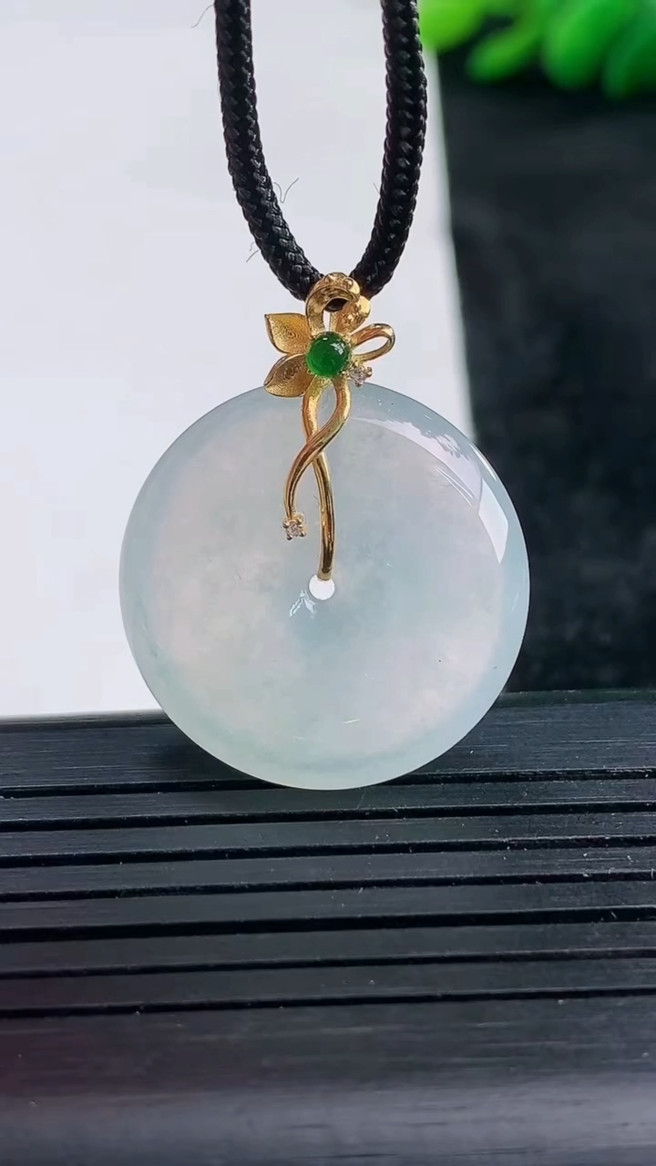 天然A货翡翠种白冰平安扣吊坠尺寸23.5-5.1重量:6.19g
3月25日