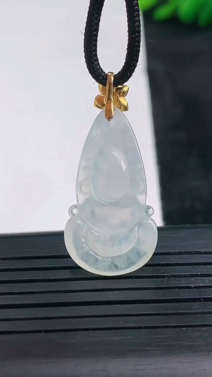 天然A货翡翠种白冰弥勒佛吊坠尺寸28.5-15.4-6.7重量:4.30g
3月25日