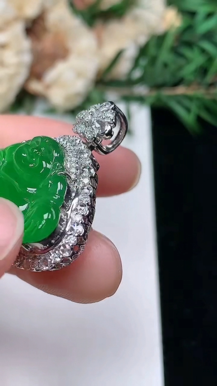 天然A货翡翠佛公吊坠，尺寸28.8-27.4-10.2，裸石14-23.5
3月25日