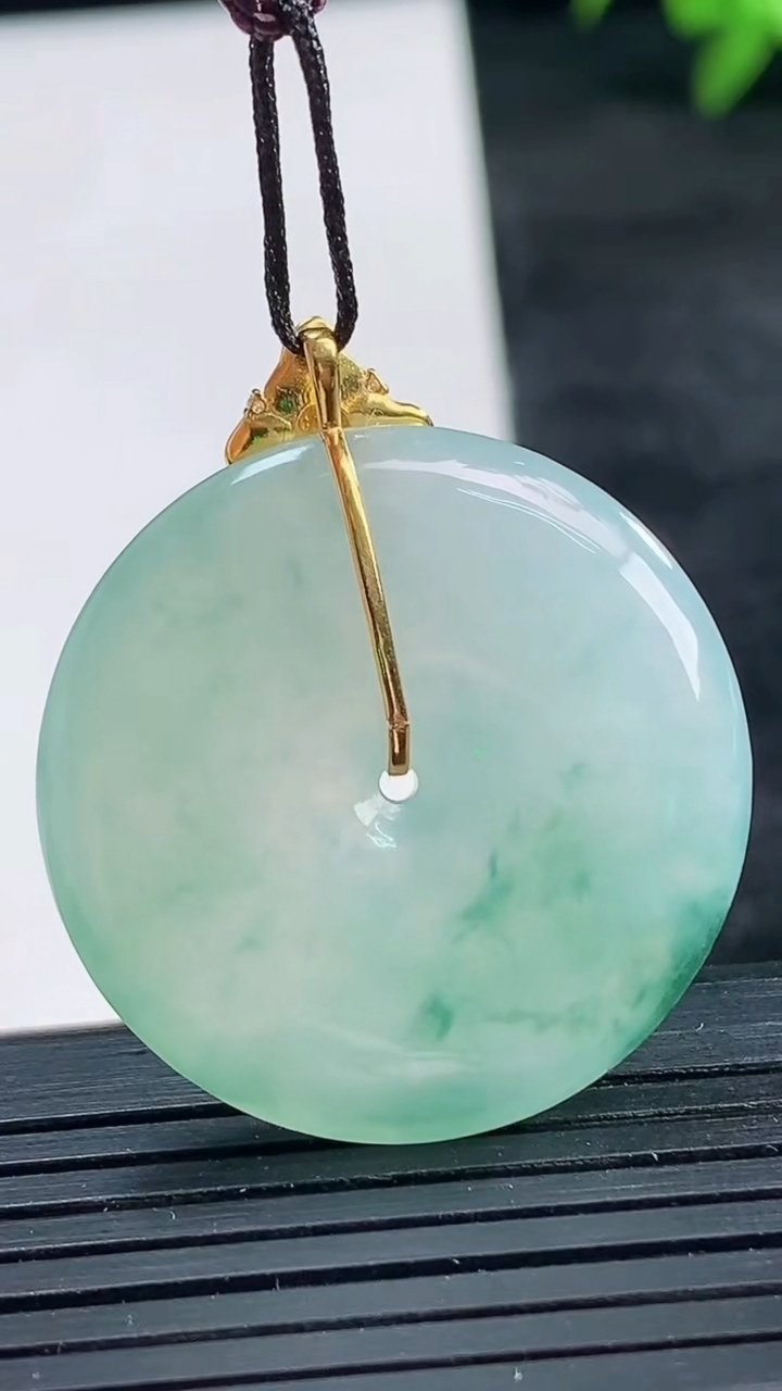 天然A货翡翠种飘花平安扣吊坠尺寸29.2-4.8重量:9.75g
3月25日