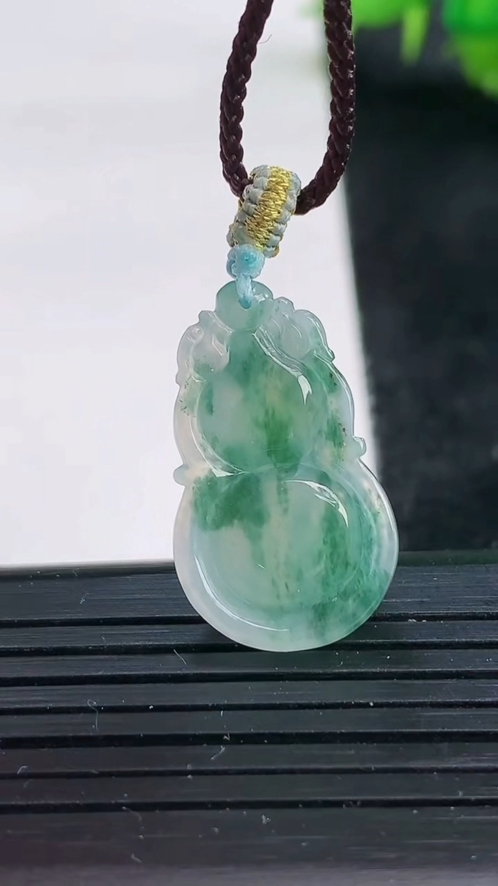 天然A货翡翠冰种飘花葫芦吊坠尺寸25-14.8-6.1重量:3.61g
3月25日