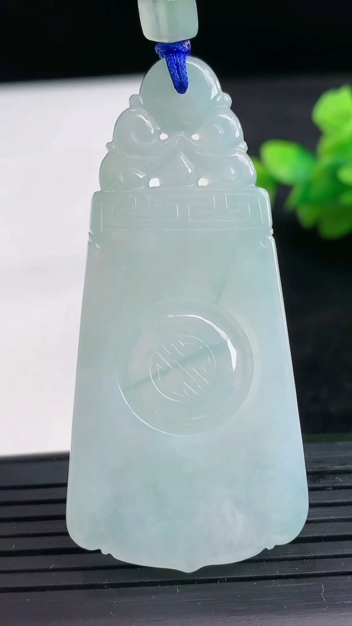 天然A货翡翠飘花仿古无事牌吊坠尺寸59.5-28-3.9重量:16.36g
3月25日