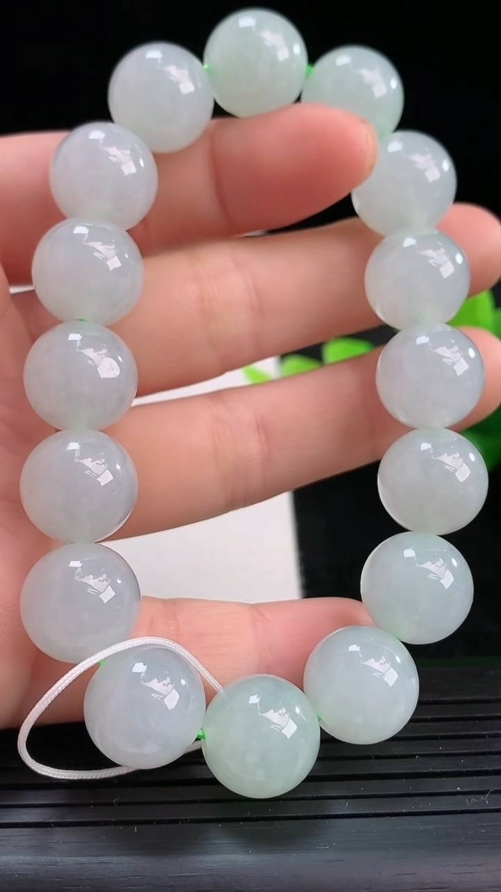 天然A货翡翠圆珠手串尺寸12.4-16颗重量:53.49g3月25日
工厂直销收藏佳品,种好水足，色泽均匀，有种有色，上手高大气！
