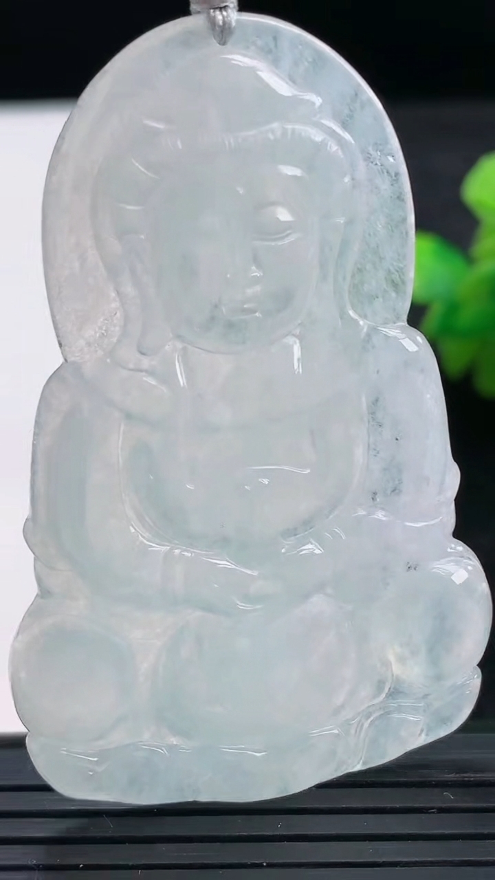 天然A货翡翠观音菩萨吊坠尺寸60.5-39.3-4.3重量:18.93g
3月25日