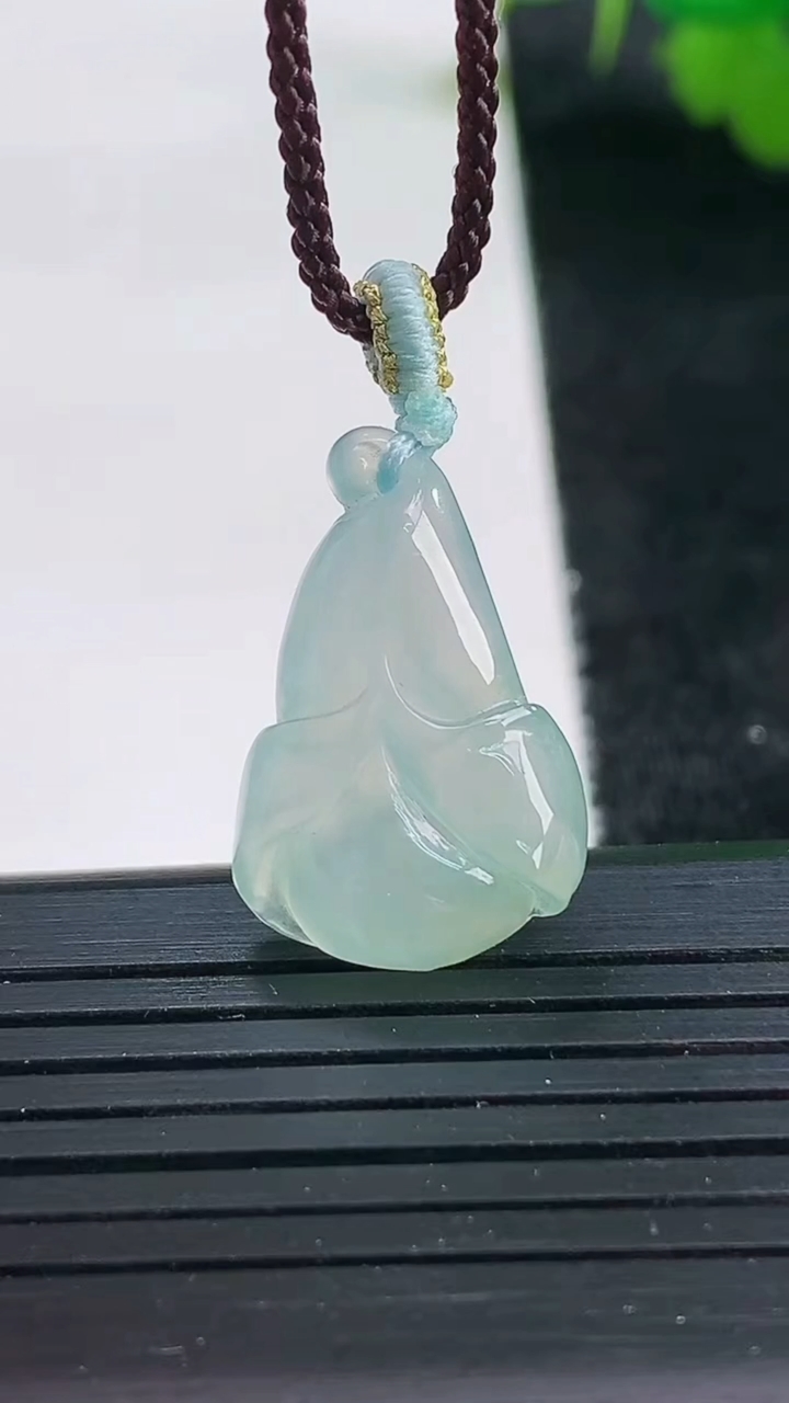 天然A货翡翠玉兰花吊坠尺寸22.6-14.7-5.1重量:2.79g
3月25日