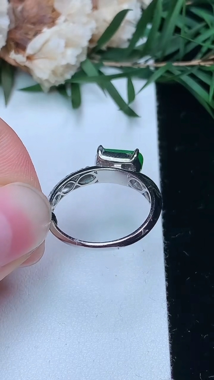 天然A货翡翠马鞍戒指，尺寸17-8.7-5.3，重量:2.36g2026年3月25日
工厂直销收藏佳品,种好水足，色泽均匀，有种有色，上手高大气！