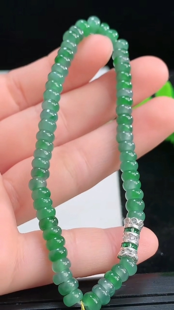 天然A货翡翠算盘珠手串尺寸4.8-2.6重量:9.47g3月25日
工厂直销收藏佳品,种好水足，色泽均匀，有种有色，上手高大气！