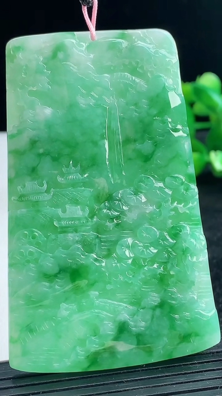 天然A货翡翠山水牌吊坠尺寸69.1-43.5-5.1重量:40.34g
3月25日