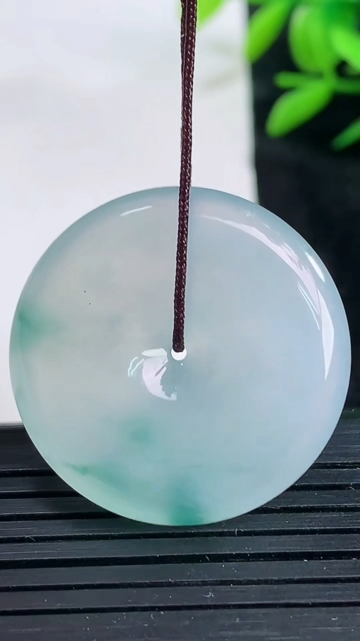 天然A货翡翠种飘花平安扣吊坠尺寸29.4-5.7重量:11.23g
3月25日