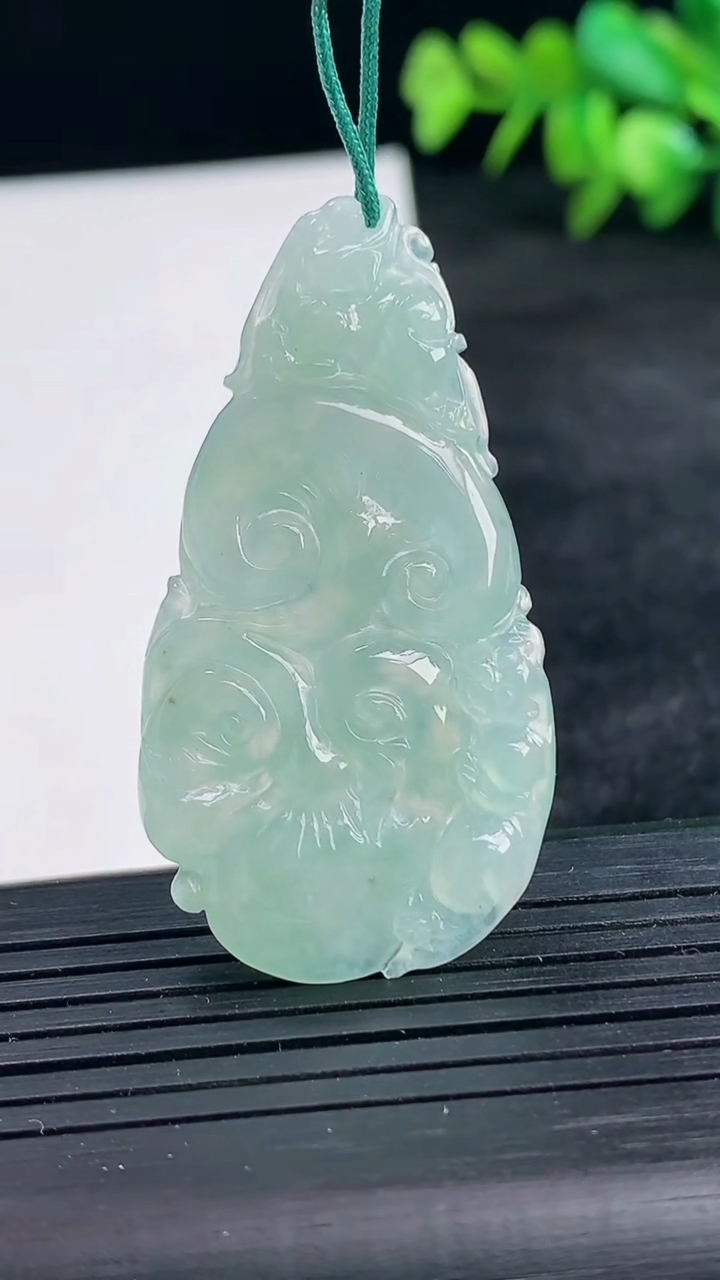 天然A货翡翠如意头吊坠尺寸46.4-24.3-4.3重量:9.29g
3月25日