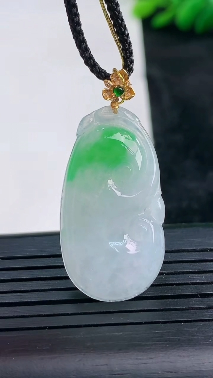 天然A货翡翠如意吊坠尺寸32-17.2-3.9重量:4.50g
3月25日