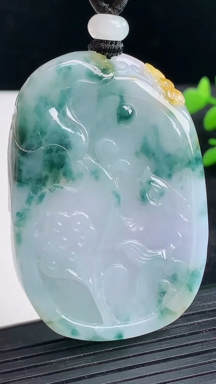 天然A货翡翠紫罗兰 飘花年年有余吊坠尺寸54.7-38-6.6重量:39.48g
3月25日