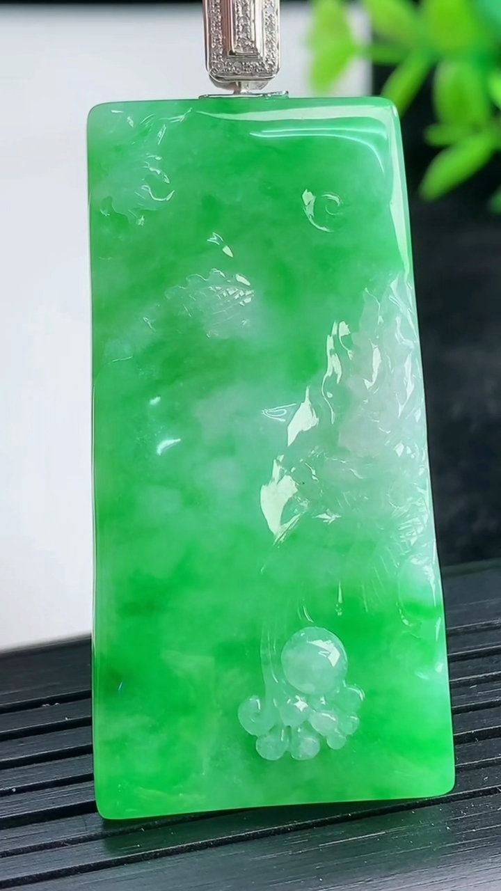 天然A货翡翠龙牌吊坠尺寸49.1424.1-5.9重量:17.45g
3月25日