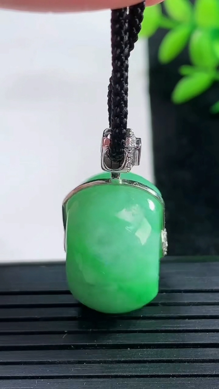 天然A货翡翠路路通吊坠尺寸20.7-13重量:13.42g
3月25日