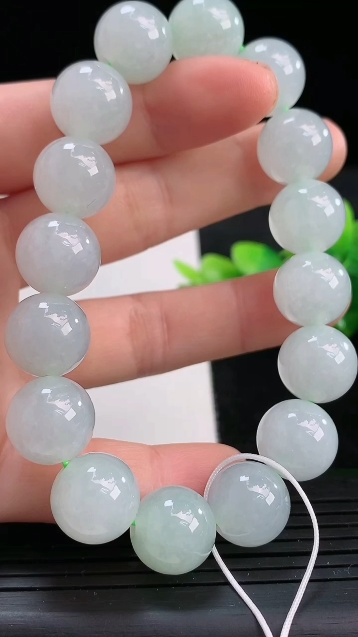 天然A货翡翠圆珠手串尺寸12.4-16颗重量:53.49g3月25日
工厂直销收藏佳品,种好水足，色