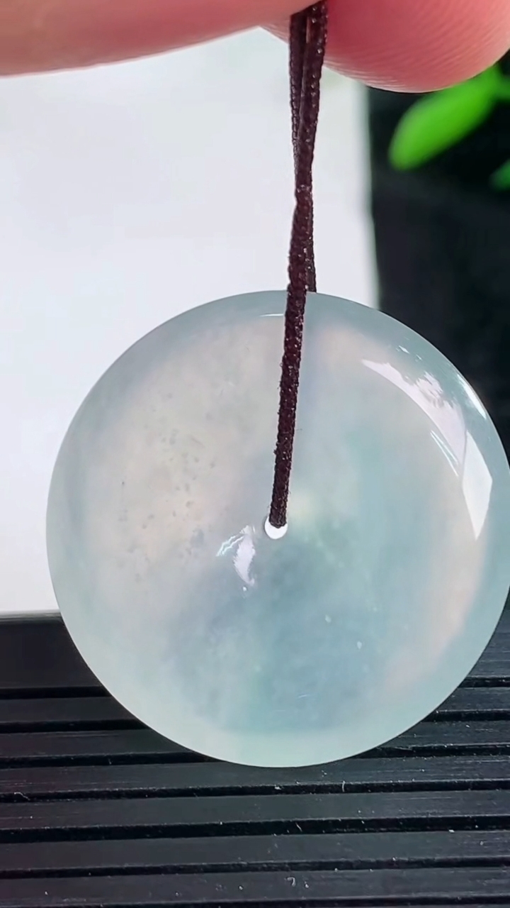 天然A货翡翠种飘花平安扣吊坠尺寸26.1-5.8重量:8.69g
3月25日