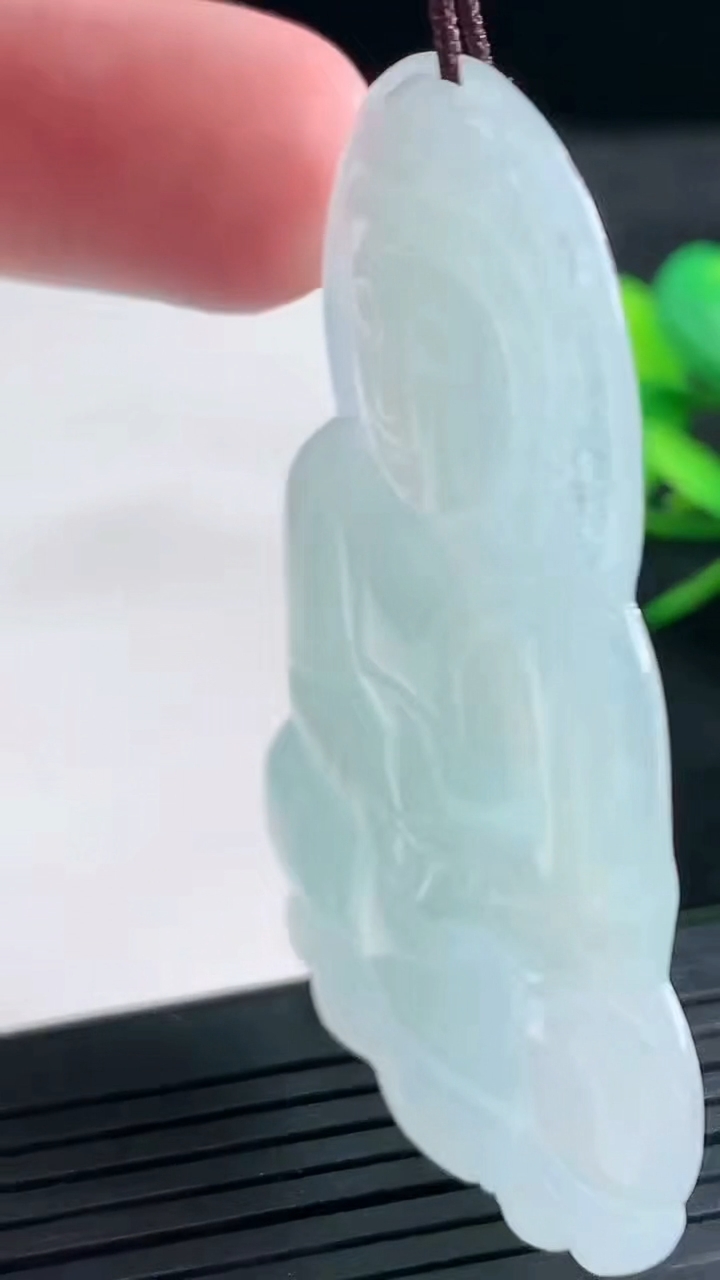 天然A货翡翠观音菩萨吊坠尺寸59-37.7-4.9重量:18.16g
3月25日