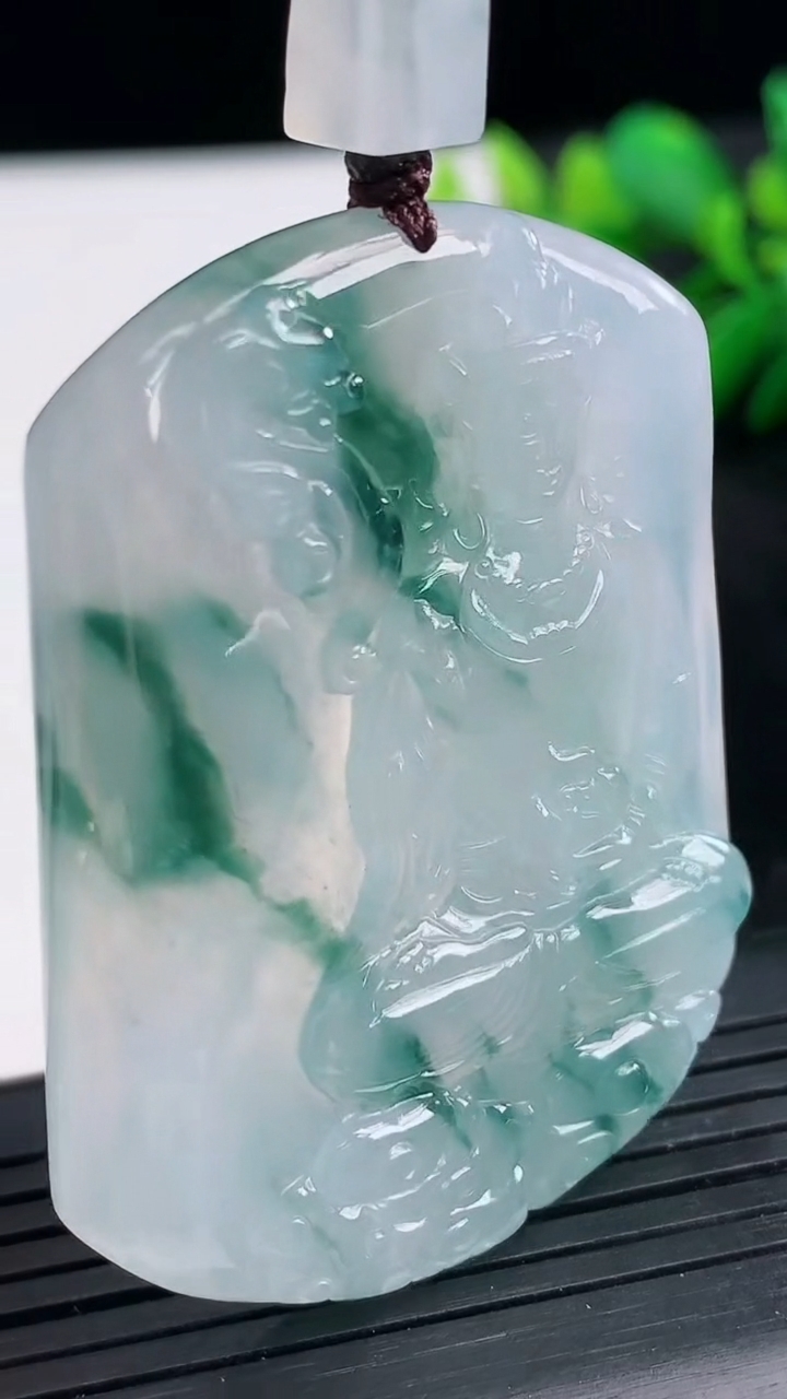 天然A货翡翠冰种飘花大势至菩萨吊坠尺寸52.1-38.9-5.4重量:27.22g
3月25日