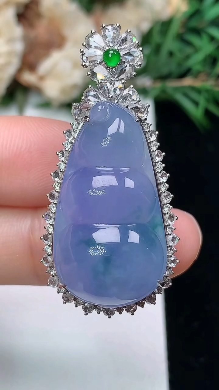 天然A货翡翠紫罗兰 飘花福豆吊坠，尺寸40.2-19.3-13.9，裸石27-15，重量:10.15