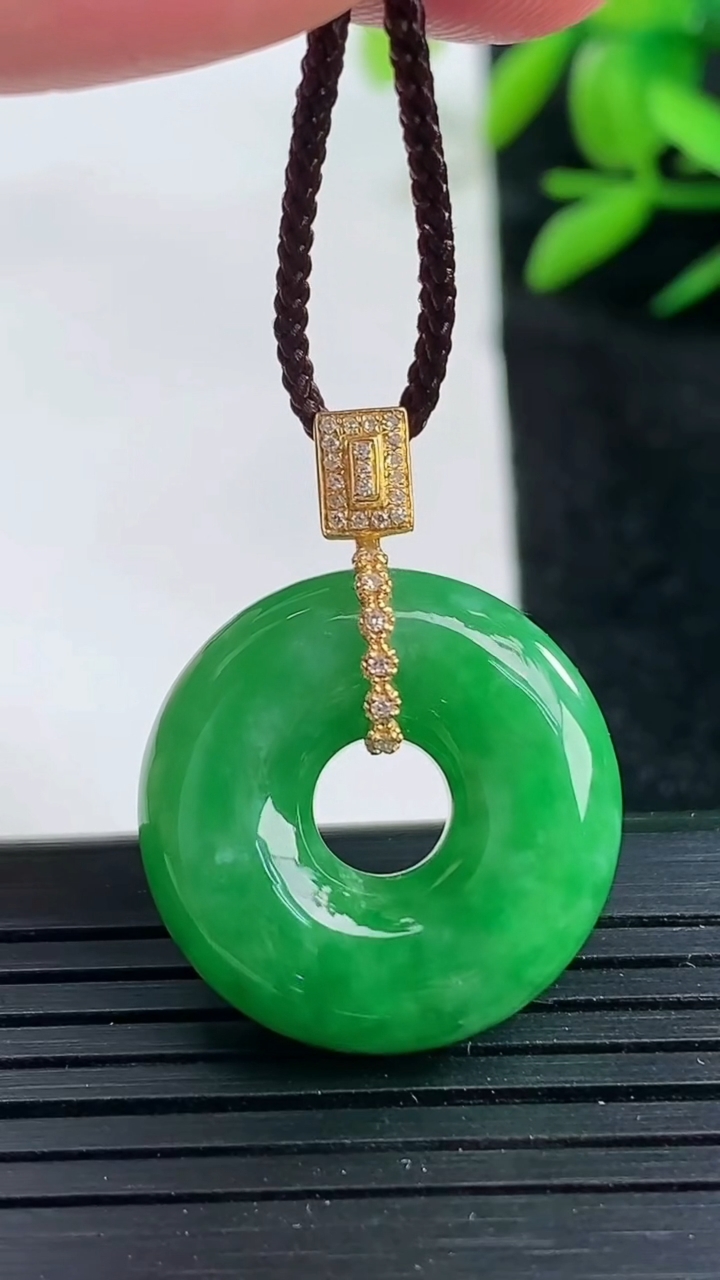 天然A货翡翠平安扣吊坠尺寸21.4-6.8重量:6.83g
3月25日