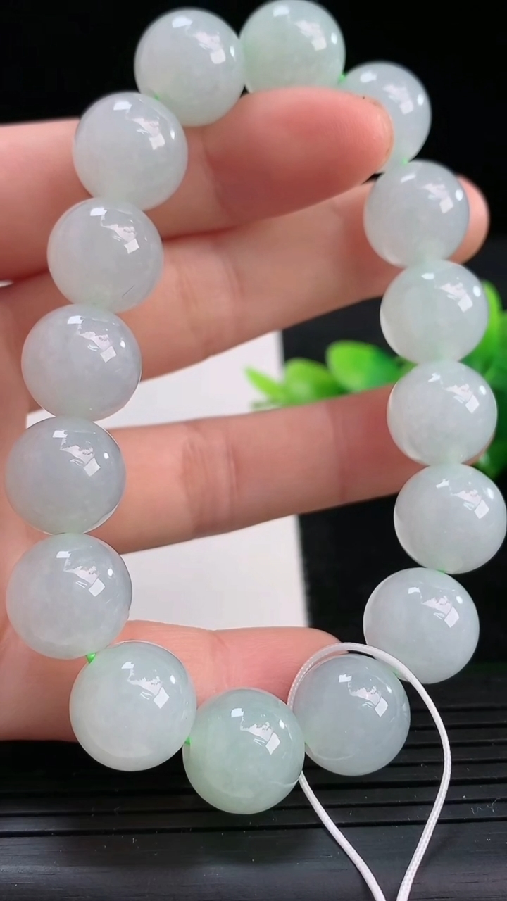 天然A货翡翠圆珠手串尺寸12.4-16颗重量:53.49g3月25日
工厂直销收藏佳品,种好水足，色泽均匀，有种有色，上手高大气！