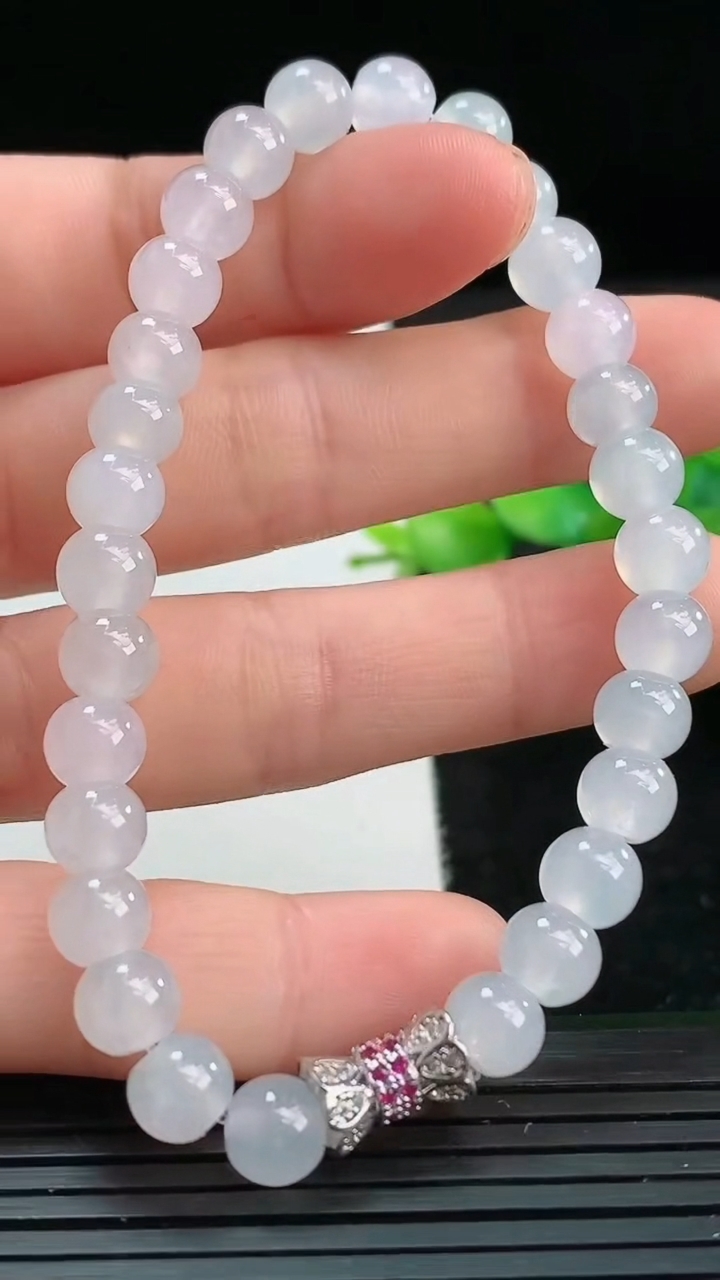 天然A货翡翠圆珠手串尺寸6.6-29颗重量:15.83g3月25日
工厂直销收藏佳品,种好水足，色泽均匀，有种有色，上手高大气！