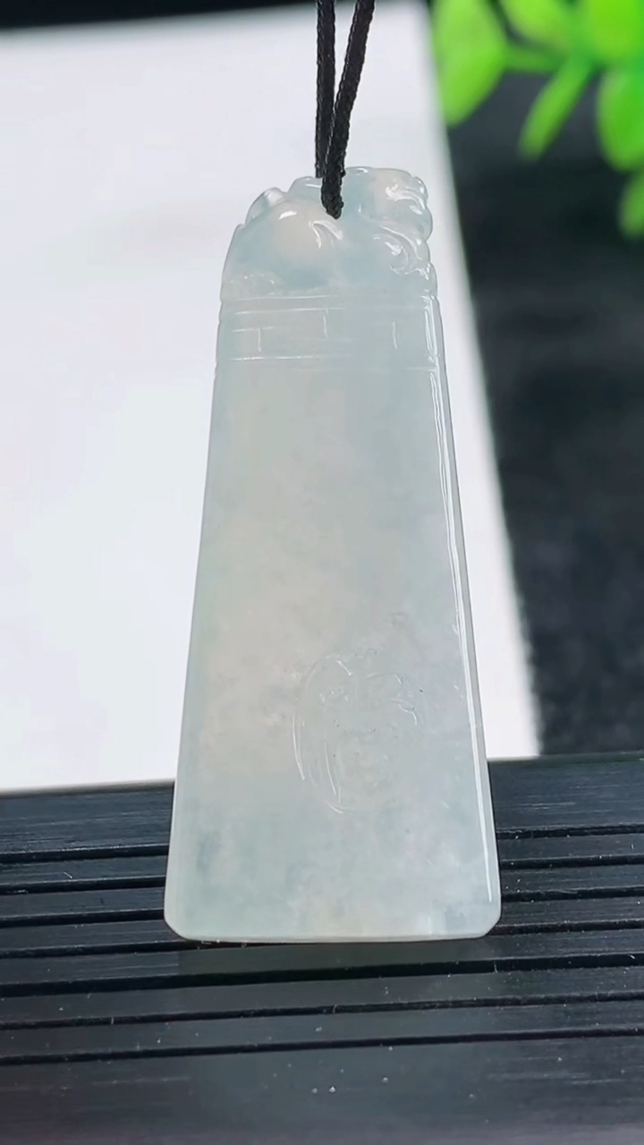 天然A货翡翠仿古无事牌吊坠尺寸41.1-16.6-5.7重量:10.25g
3月25日