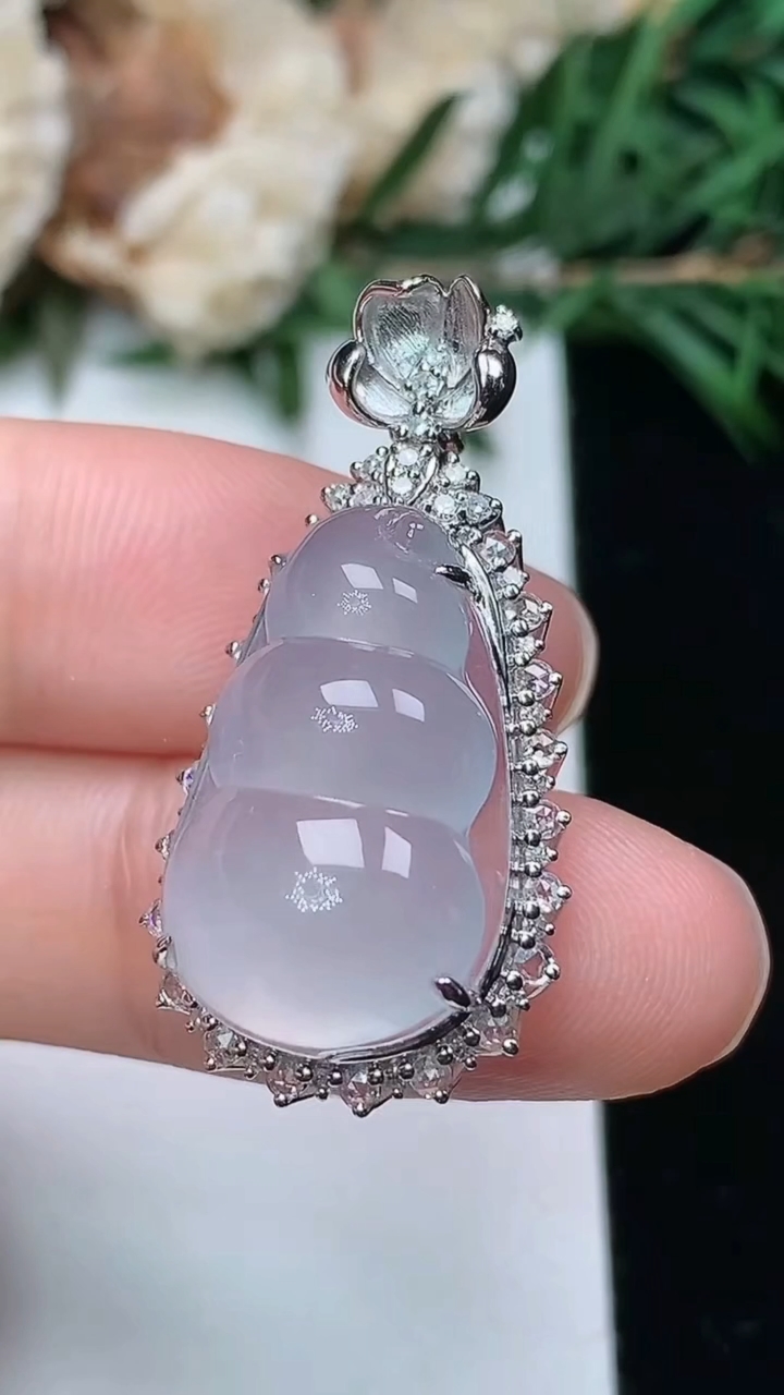 天然A货翡翠白冰福豆吊坠，尺寸32-16.3-11.6，裸石20.4-12.8，重量:5.14g
3月25日