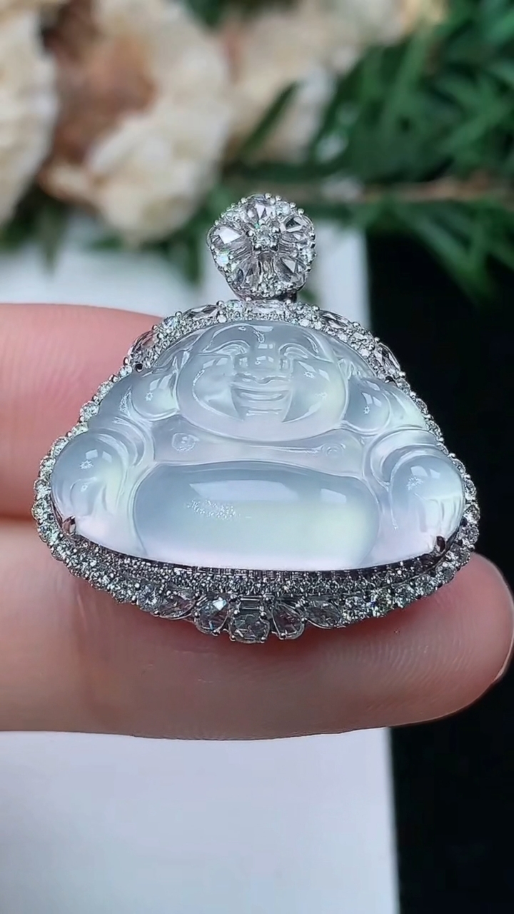 天然A货翡翠白冰佛公吊坠，尺寸26.2-25-11.2，裸石13.7-22.3，重量:6.26g
3月25日