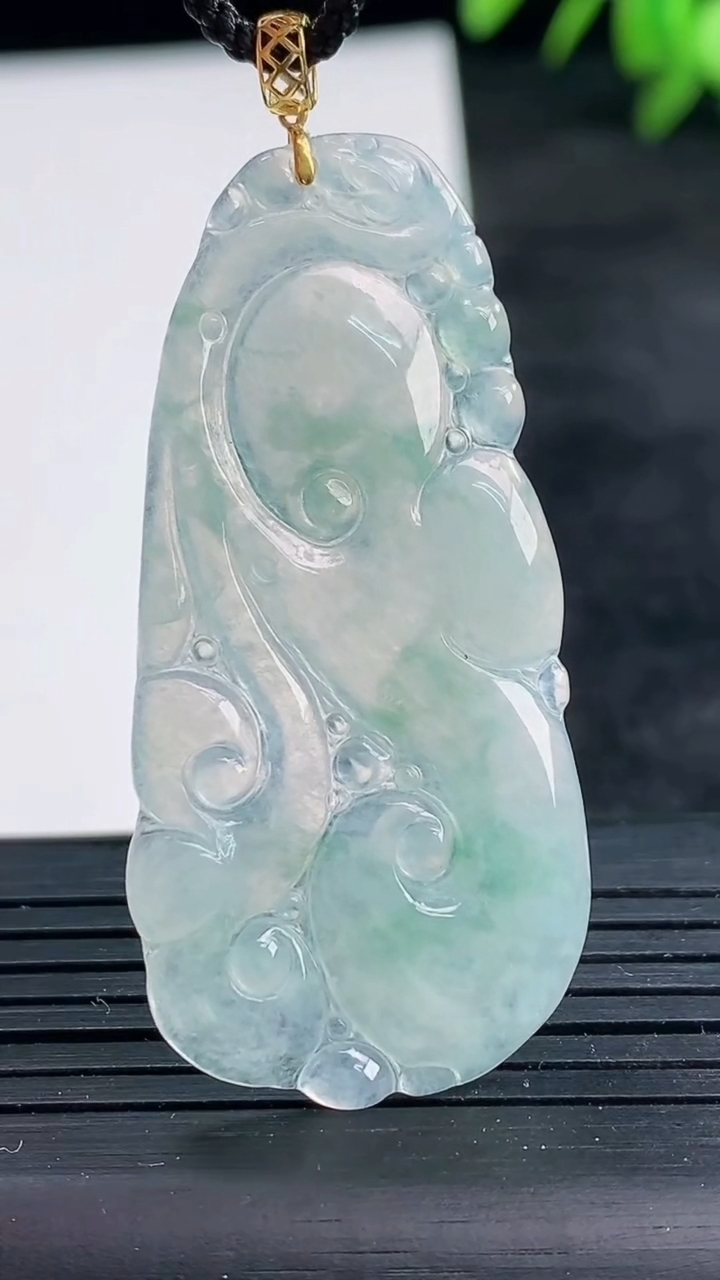 天然A货翡翠18K金飘花如意吊坠尺寸46.3-21.5-2.9重量:5.30g
3月25日