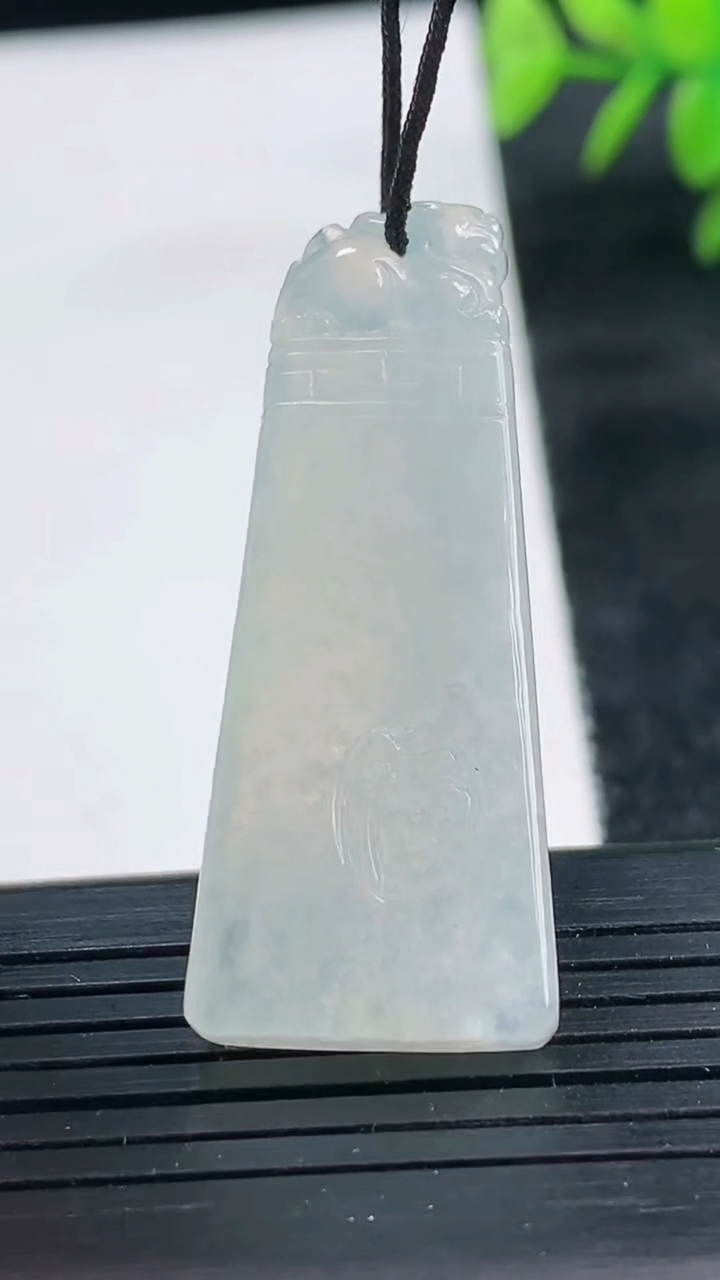 天然A货翡翠仿古无事牌吊坠尺寸41.1-16.6-5.7重量:10.25g
3月25日