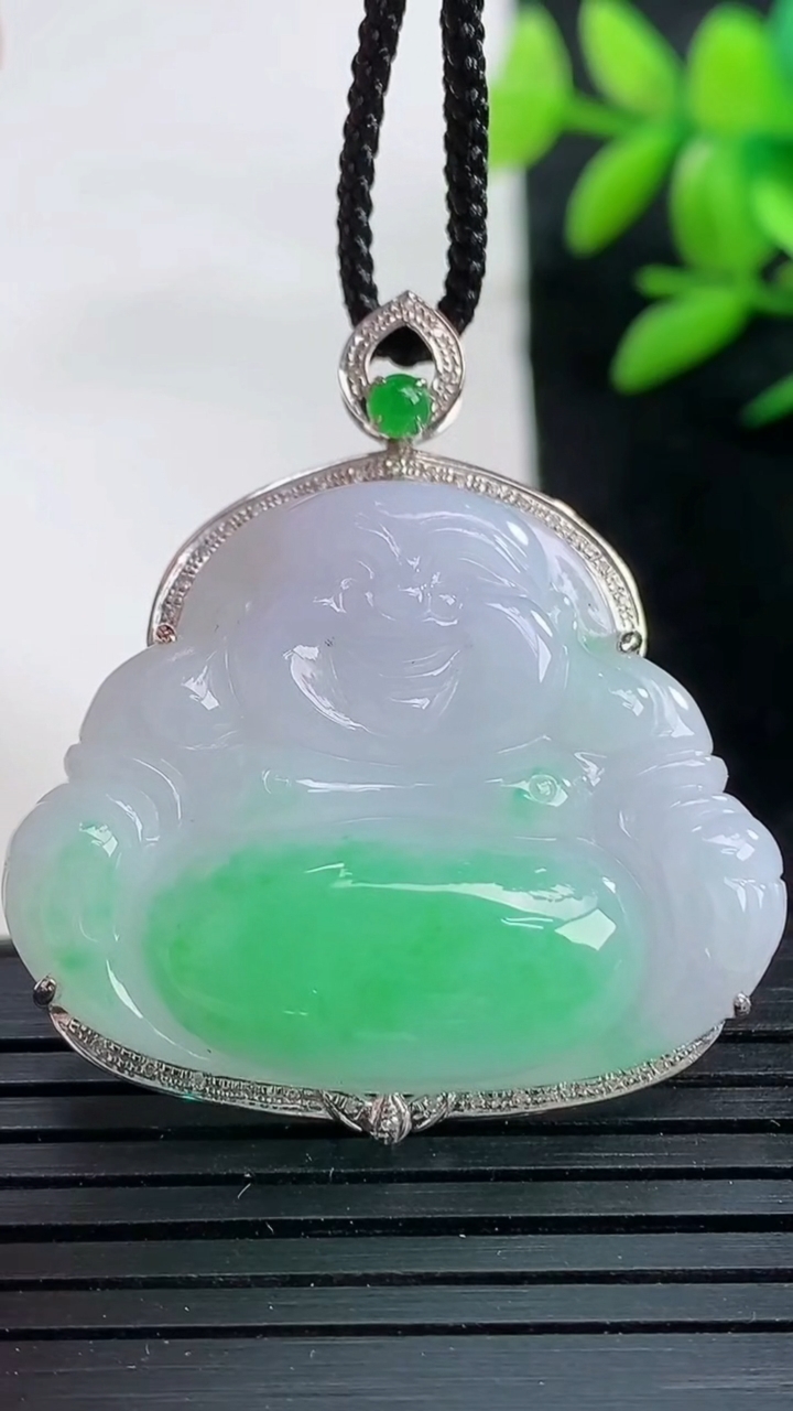 天然A货翡翠佛公吊坠尺寸38.8-27-33.8-9.3重量:11.15g
3月25日