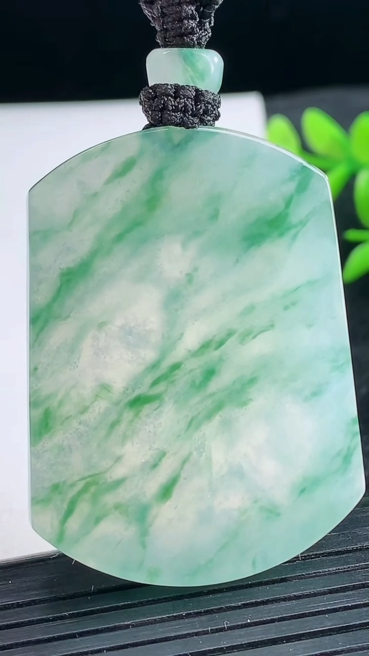 天然A货翡翠种飘花无事牌吊坠尺寸47-35-4.7重量:26.49g
3月25日