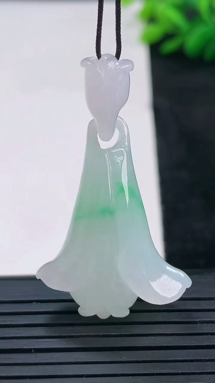 天然A货翡翠玉兰花吊坠尺寸43-26.8-12.7重量:11.81g
3月25日