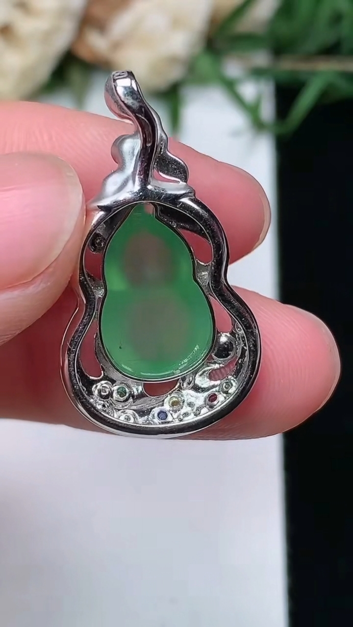 天然A货翡翠葫芦吊坠，尺寸26.9-15-7.3，裸石12.5-8.6，重量:3.17g
3月25日