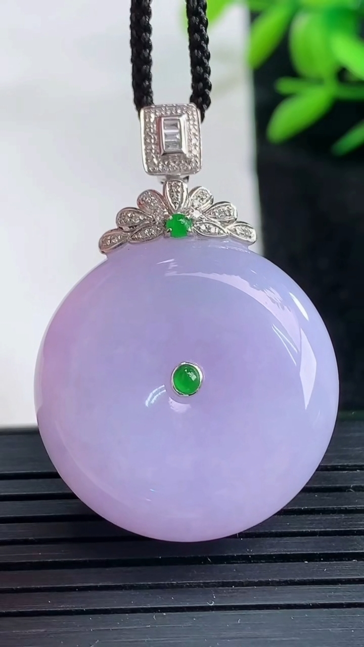 天然A货翡翠18K金紫罗兰平安扣吊坠尺寸25.8-11.4重量:19.02g
3月25日