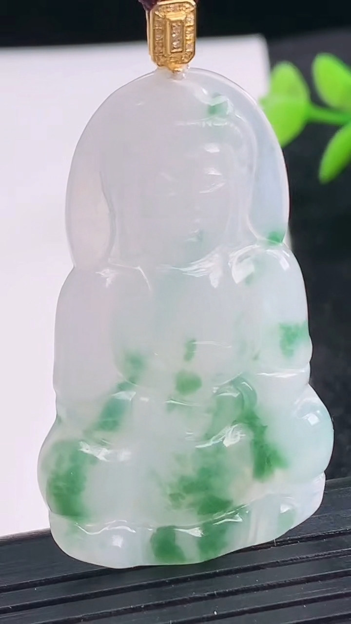 天然A货翡翠18K金飘花观音菩萨吊坠尺寸47-27.7-4.4重量:9.53g
3月25日