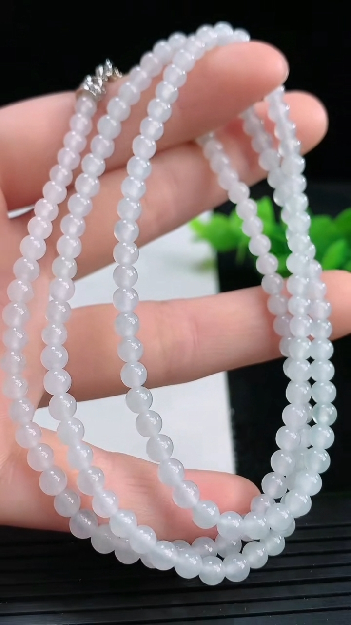 天然A货翡翠飘花小米珠项链尺寸3.8-158颗重量:18.15g
3月25日